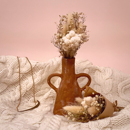 Fleurs séchées et poterie