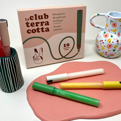 Club terracotta | Vases en argile sans cuissons décorés avec marqueurs acrylique